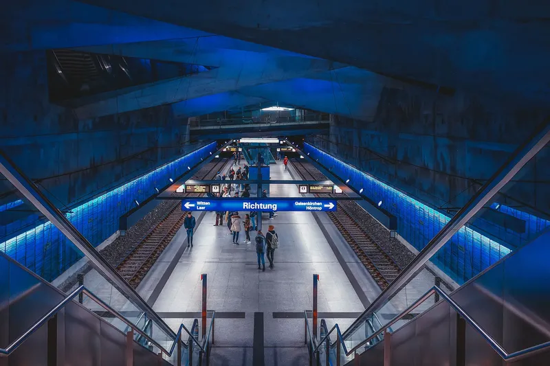 Entdecken Sie die moderne U-Bahn-Station Bochum Rathaus mit beeindruckender blauer Beleuchtung. Ein Highlight des öffentlichen Nahverkehrs in Bochum.

