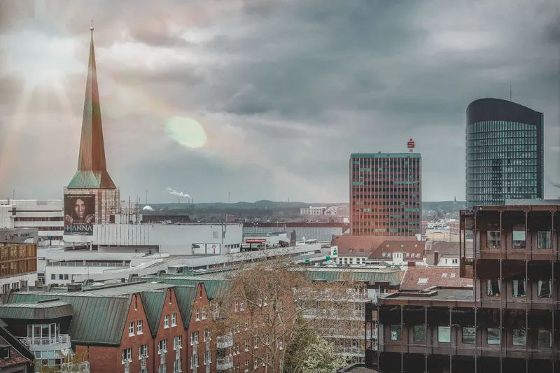 Dortmunds imposante Skyline vereint historische Wahrzeichen mit moderner Architektur. Die größte Ruhrgebietsmetropole präsentiert sich als dynamische Großstadt zwischen Tradition und Wandel mit charakteristischer Backsteinarchitektur und urbaner Atmosphäre.
