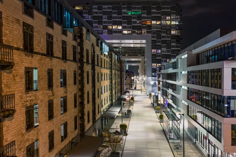 Entdecken Sie die ikonischen Kranhäuser im Kölner Rheinauhafen - drei 61 Meter hohe Architektur-Highlights, die moderne Büros und Luxuswohnungen beherbergen. Ein spektakuläres Wahrzeichen der Domstadt, das historisches Hafenflair mit zeitgenössischer Baukunst verbindet.
