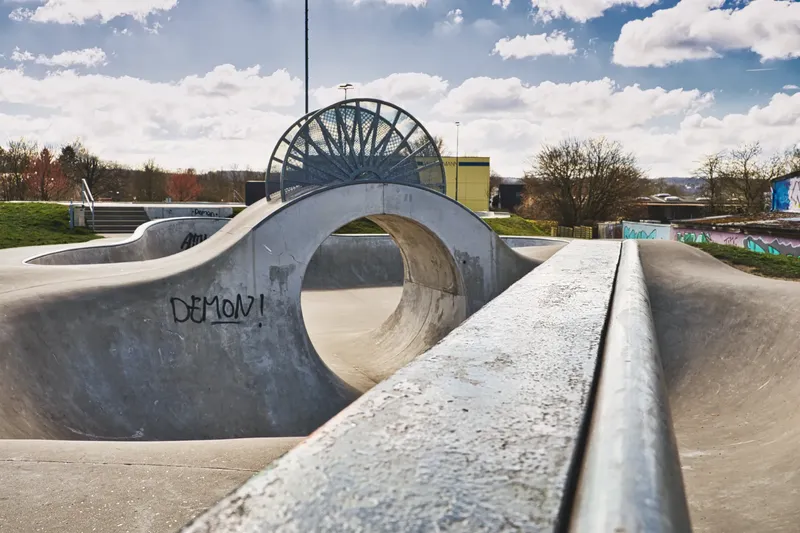 Urbane Landschaft aus Beton, Skatepark mit Bruecke
