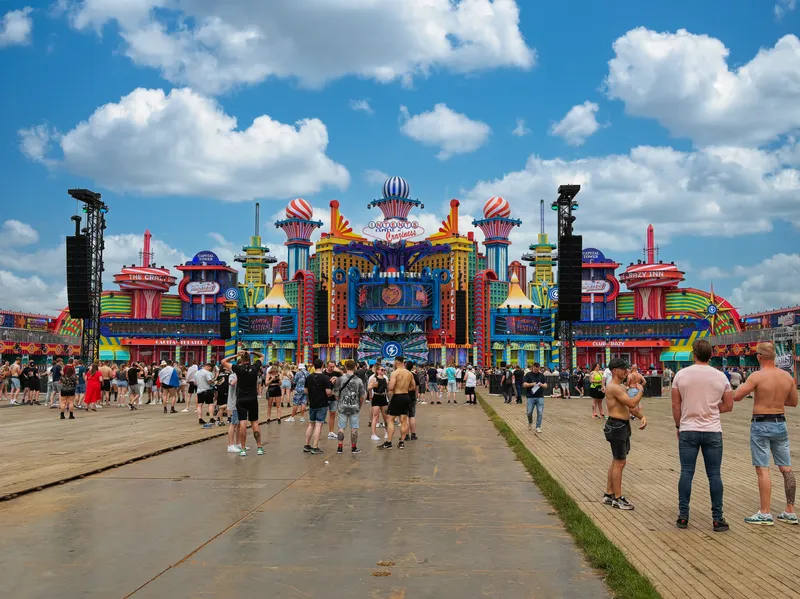 Bunte Festivalbühne mit künstlerischer Dekoration - Intents Festival 2025
