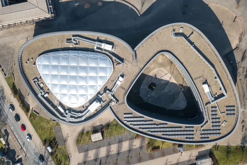 Das Neue Gymnasium Bochum - Innovative Architektur mit zwei ineinandergreifenden Ringbaukörpern, energieeffizientem Design und transparenter Folienkissendach-Halle. Preisgekrönter Bildungsbau neben dem Geologischen Garten mit naturwissenschaftlichem, bilingualem und altsprachlichem Profil.
