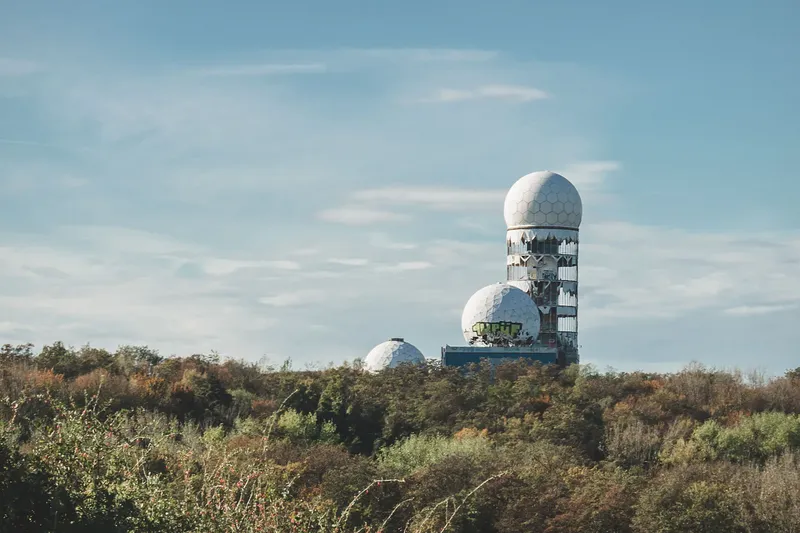 Entdecken Sie die faszinierende Geschichte der Abhörstation Teufelsberg in Berlin. Ein ikonischer Lost Place mit beeindruckender Architektur, Graffiti-Kunst und Spionagegeschichte aus dem Kalten Krieg. Ein Muss für Geschichts- und Fotografie-Enthusiasten.

